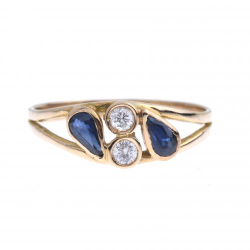 GOLD RING WITH DIAMONDS AND SAPPHIRES.