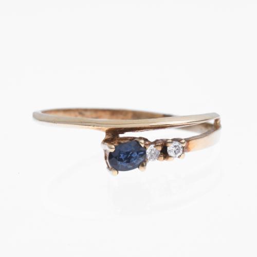 GOLD RING WITH DIAMONDS AND SAPPHIRES.