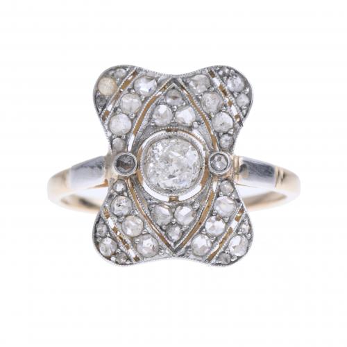 ART DÉCO RING IN GOLD WITH PLATINUM VIEWS.