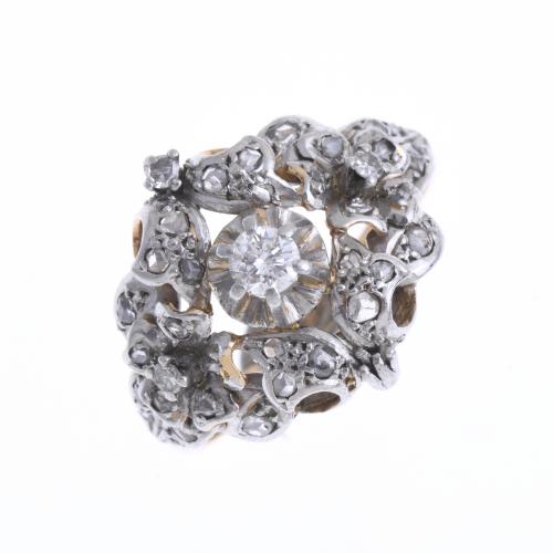 WHITE AND YELLOW GOLD RING WITH DIAMONDS.