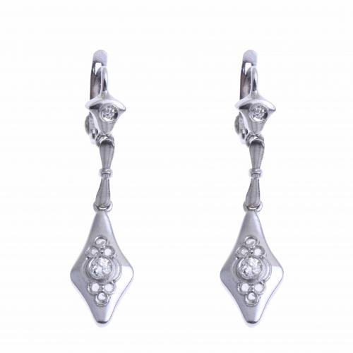 WHITE GOLD AND DIAMONDS EARRINGS.