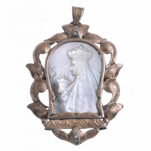 MOTHER-OF-PEARL PENDANT MEDAL.