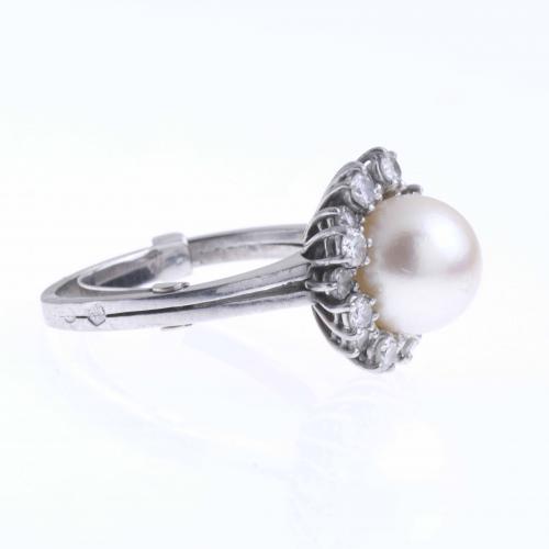 RING WITH PEARL AND DIAMONDS.