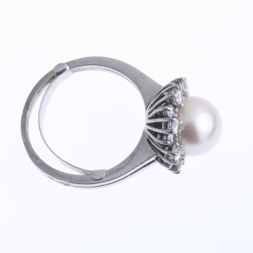 RING WITH PEARL AND DIAMONDS.