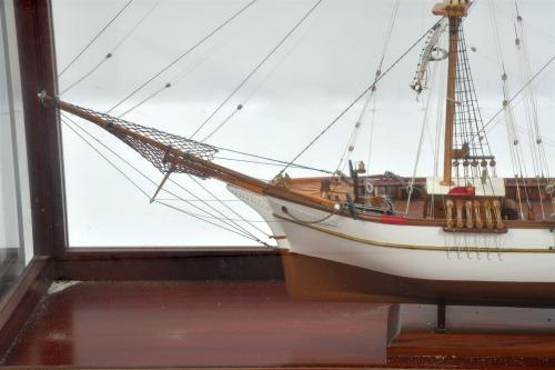 DOS MAQUETAS DE BARCO ESPAÑOL, SIGLO XX.