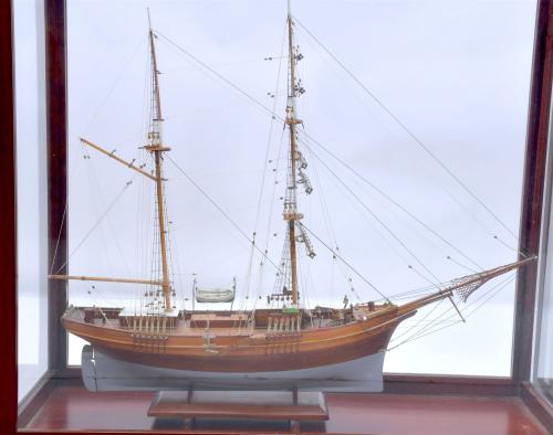 DOS MAQUETAS DE BARCO ESPAÑOL, SIGLO XX.