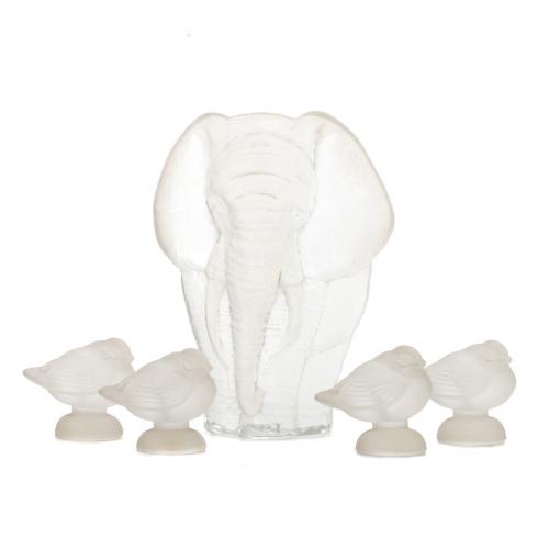 MATS JONASSON (1945) Y PROBABLEMENTE MANUFACTURA LALIQUE. ELEFANTE Y CUATRO PÁJAROS.