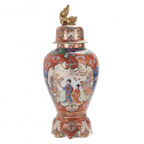 LARGE CHINESE JAR, MID 20TH CENTURY.