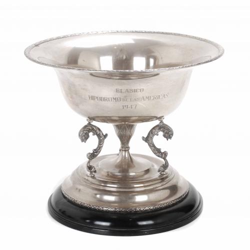 TROFEO DEL CLÁSICO HIPÓDROMO DE LAS AMÉRICAS 1947 AL CABALLO ARETINO EN PLATA PERUANA.