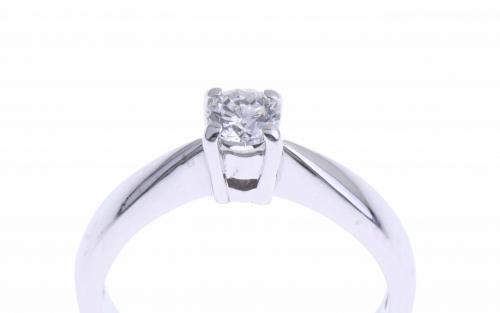 SOLITAIRE DIAMOND RING.