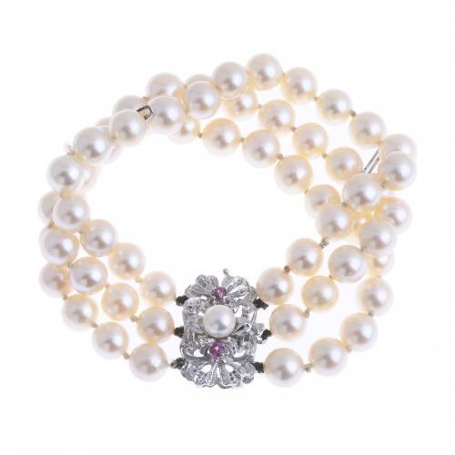 BRACELET WITH THREE STRANDS OF PEARLS, WHITE GOLD AND DIAMONDS.