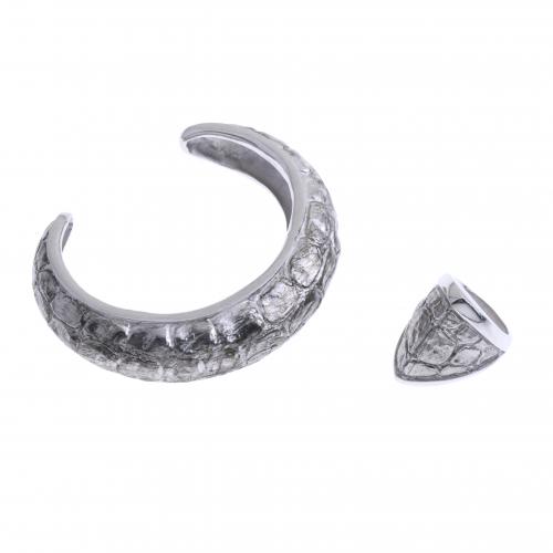 SILVER RING AND BANGLE BRACELET SET.