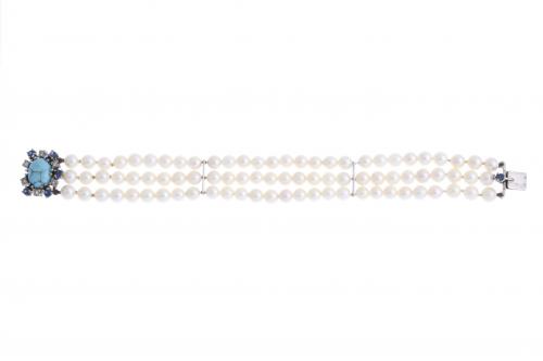 BRACELET WITH THREE STRANDS OF PEARLS.