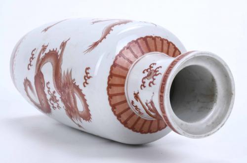 CHINESE ROUGE-DE-FER VASE, FIRST DECADE OF THE 20TH CENTURY.