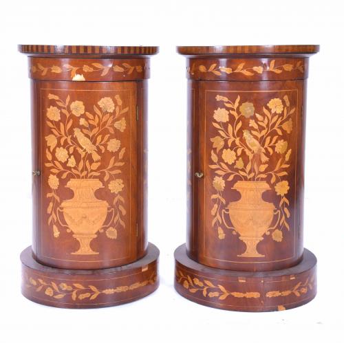 PAIR OF DUTCH-STYLE PEDESTALS-TABLES, FIRST HALF OF THE 20T