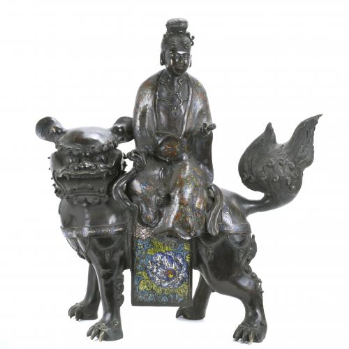 FIGURA CHINA "GUANYIN SENTADA SOBRE PERRO FO", PRIMER TERCIO SIGLO XX.