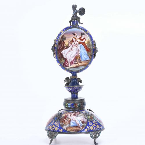 SMALL TABLE CLOCK, FIRST THIRD OF THE 20TH CENTURY. 