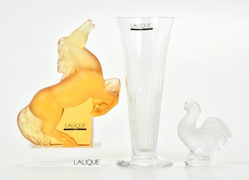 LALIQUE MANUFACTURE. HORSE, ROOSTER AND VASE.