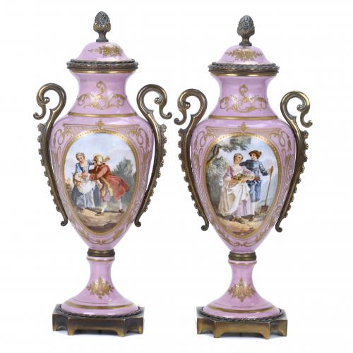 PAIR OF SÈVRES STYLE VASES, FIRST THIRD OF THE 20TH CENTURY. 