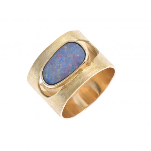 GOLD AND OPAL RING.