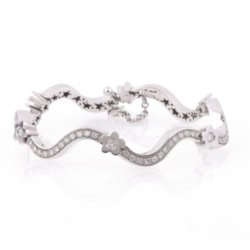 WHITE GOLD WAVY BRACELET WITH DIAMONDS.