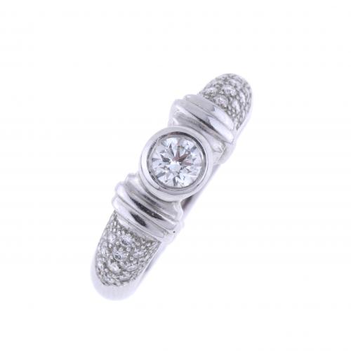 WHITE GOLD AND DIAMONDS RING.