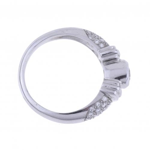 WHITE GOLD AND DIAMONDS RING.