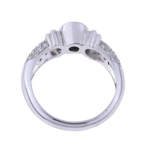 WHITE GOLD AND DIAMONDS RING.