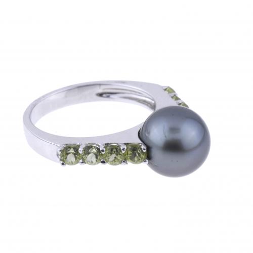 RING WITH PEARL AND PERIDOTS.