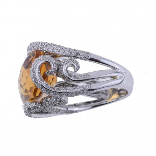 CITRINE QUARTZ AND DIAMONDS RING.