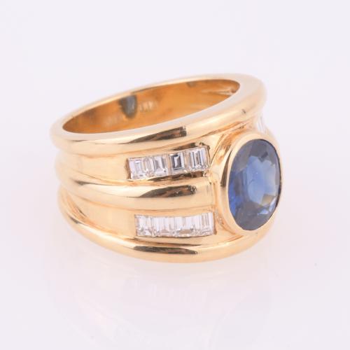 GOLD RING WITH SAPPHIRE.