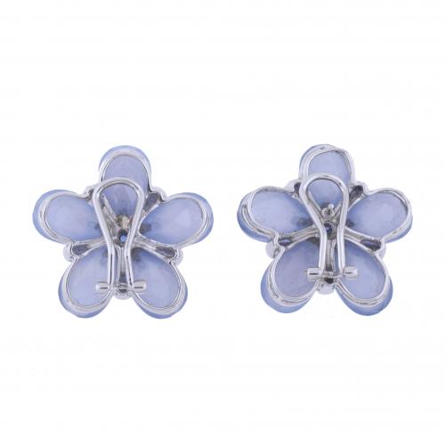 CHALCEDONY FLOWER EARRINGS.