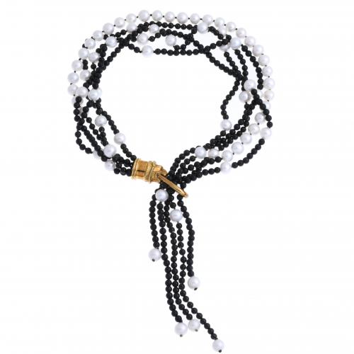 FIVE STRANDS NECKLACE IN POLISHED ONYX AND PEARLS.