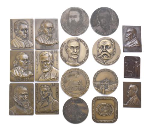 LOT OF SEVENTEEN COMMEMORATIVE MEDALLIONS AND PLAQUES DEDICATED TO MEDICINE, SECOND HALF 20TH CENTURY.