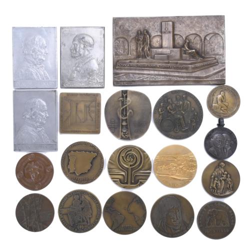 LOT OF NINETEEN COMMEMORATIVE MEDALLIONS AND PLAQUES DEDICATED TO MEDICINE, SECOND HALF 20TH CENTURY.