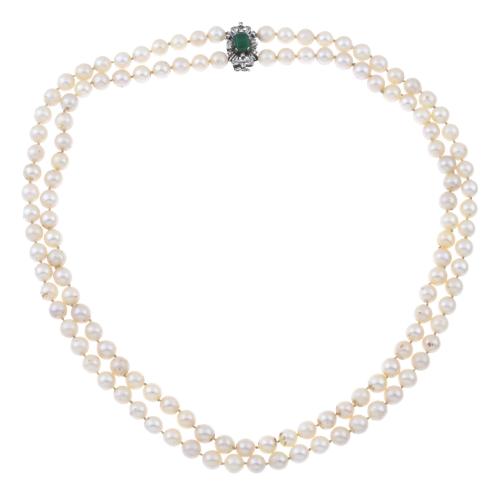 PEARLS NECKLACE WITH EMERALD.