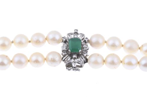 PEARLS NECKLACE WITH EMERALD.