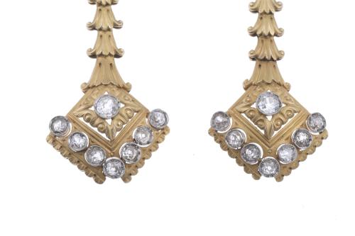 YELLOW GOLD LONG EARRINGS WITH DIAMONDS.