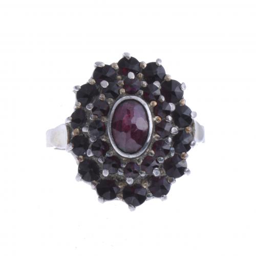 ROSETTE RING IN SILVER AND GARNETS.