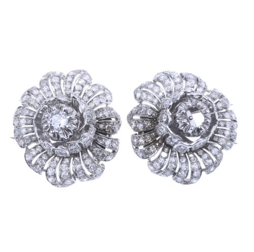 PAIR OF SMALL FLOWER BROOCHES IN PLATINUM WITH DIAMONDS.