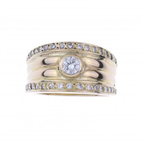 YELLOW GOLD AND DIAMONDS RING.