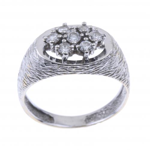 WHITE GOLD AND DIAMONDS RING.