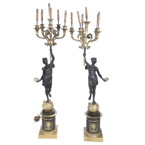 SIGUIENDO MODELOS DE PIERRE-PHILIPPE TOMIRE. PAREJA DE GRANDES CANDELABROS DE SOBREMESA FRANCESES, SIGLO XIX.