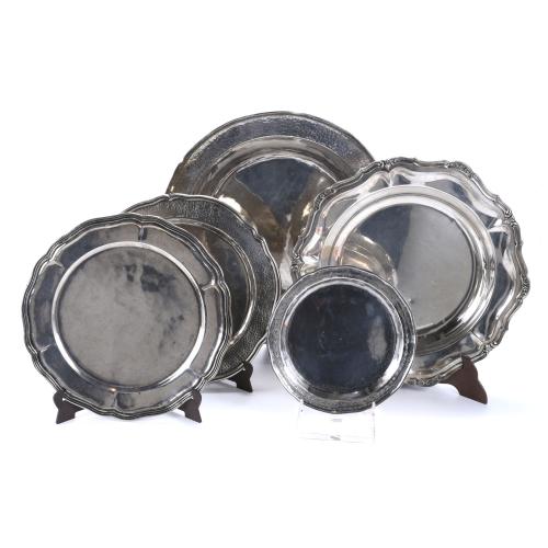 PERUVIAN PLATTER AND FOUR ROUND TRAYS IN SILVER, SECOND HALF 20TH CENTURY.