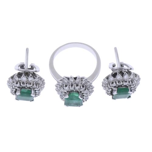 SET OF EARRINGS AND RING WITH DIAMONDS AND EMERALDS.