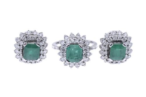 SET OF EARRINGS AND RING WITH DIAMONDS AND EMERALDS.