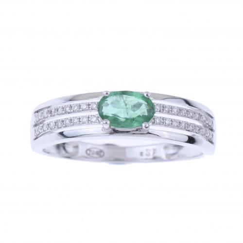 GOLD RING WITH DIAMONDS AND EMERALD.