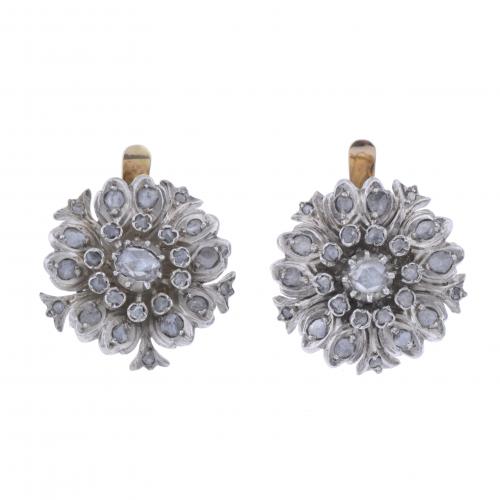 PENDIENTES FLORALES EN ORO CON VISTAS EN PLATA Y DIAMANTES.