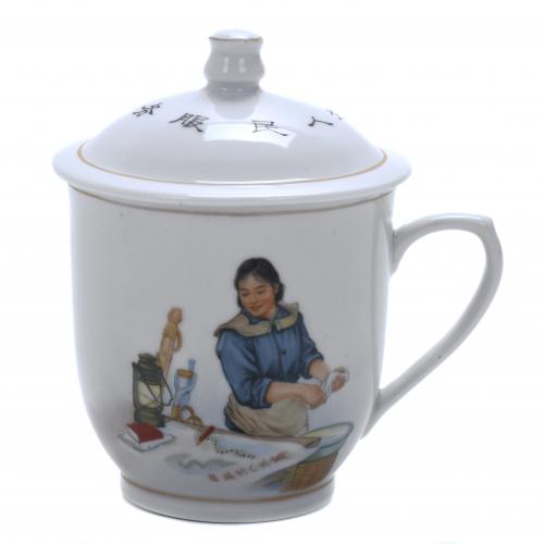 TAZA CON TAPA CHINA, CIRCA 1950-1960.