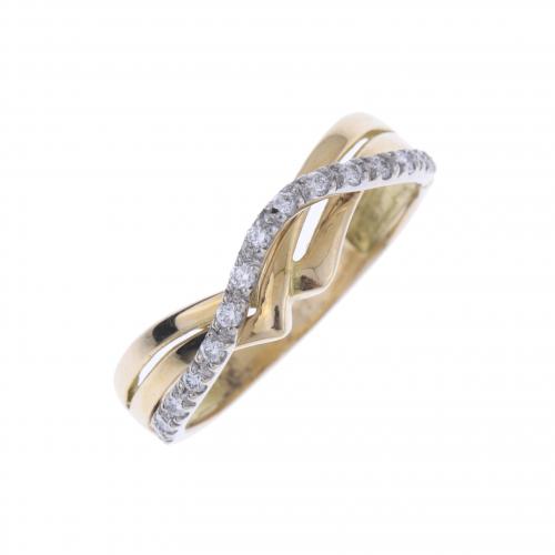 INTERWINED RING IN YELLOW GOLD WITH DIAMONDS.